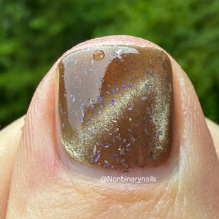 Image provided for Bee's Knees by a paid swatcher featuring the nail polish " Violentia nervus potestas "