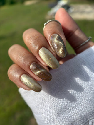Image provided for Bee's Knees by a paid swatcher featuring the nail polish " Violentia nervus potestas "