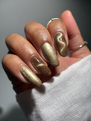 Image provided for Bee's Knees by a paid swatcher featuring the nail polish " Violentia nervus potestas "