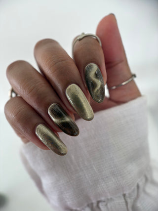 Image provided for Bee's Knees by a paid swatcher featuring the nail polish " Violentia nervus potestas "