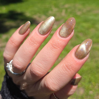 Image provided for Bee's Knees by a paid swatcher featuring the nail polish " Violentia nervus potestas "