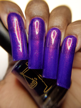 Image provided for Bee's Knees by a paid swatcher featuring the nail polish " The Great Unraveling "